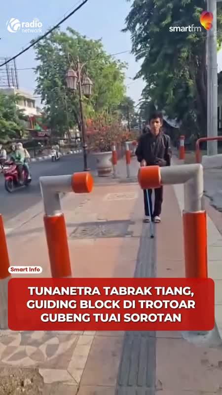 Tunanetra Tabrak Tiang, Guiding Block di Stasiun Gubeng Surabaya Disorot #Shorts